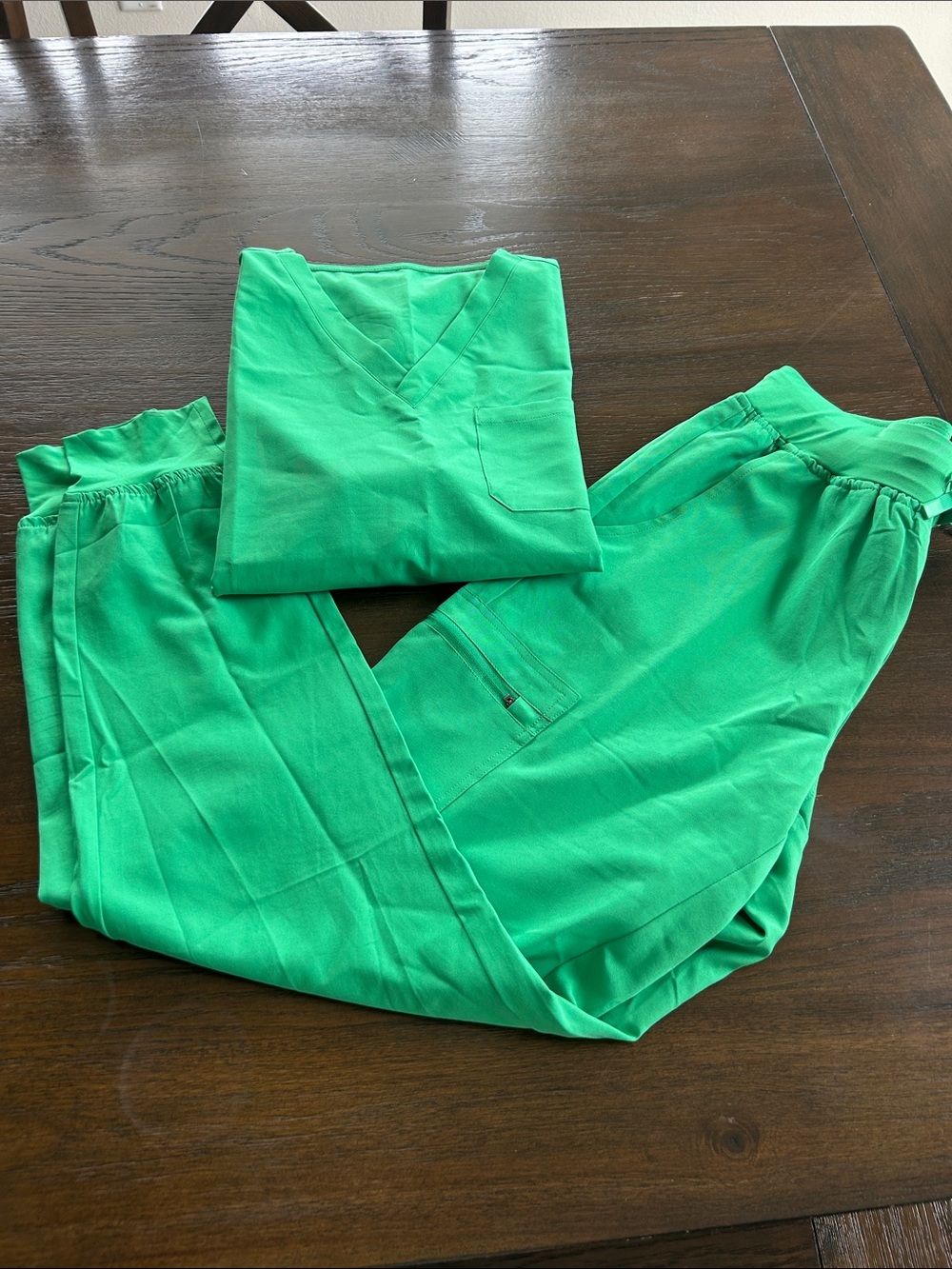 Women's Green Scrub Set - Classic V-Neck Top & Elastic Waist Pants